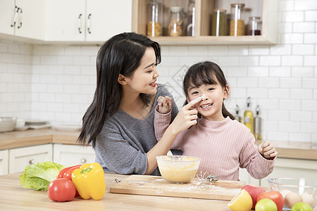 母女做饭居家母女厨房做蛋糕玩耍背景