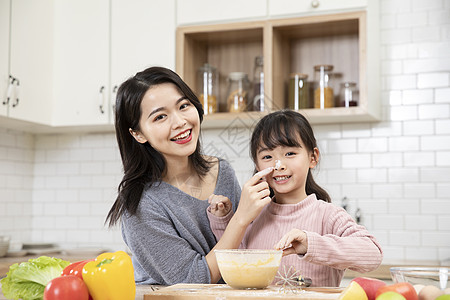 居家母女厨房做蛋糕玩耍图片