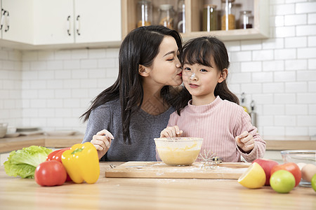 居家母女厨房做蛋糕玩耍高清图片