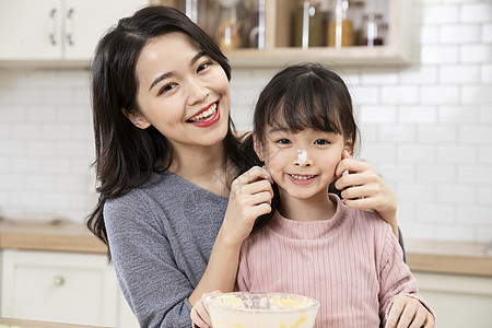 居家母女厨房做蛋糕玩耍图片