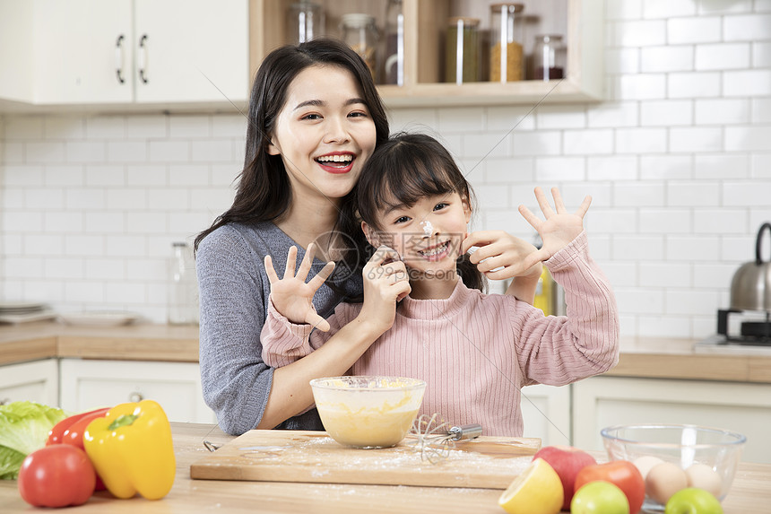 居家母女厨房做蛋糕玩耍图片