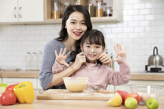 居家母女厨房做蛋糕玩耍图片