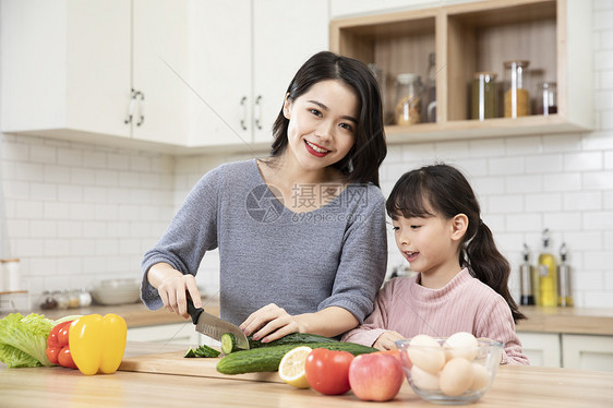 居家母女一起厨房做饭图片