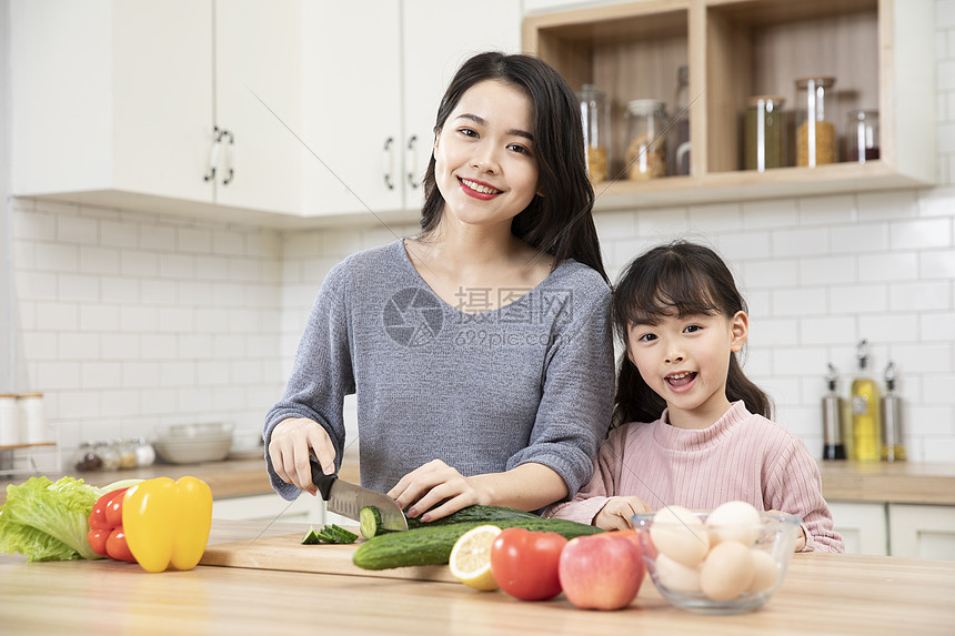 居家母女一起厨房做饭图片