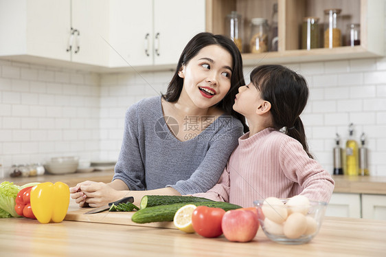 厨房女儿亲吻妈妈图片