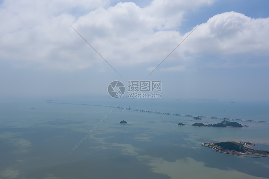 广东珠海山顶俯瞰海岛和港珠澳大桥全景图片