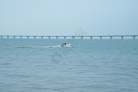 广东珠海港珠澳大桥旁游艇图片