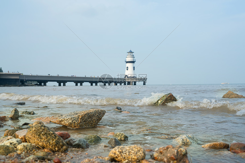 广东珠海海滩边的石头图片