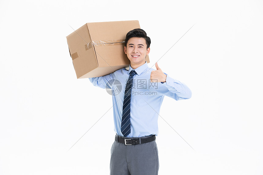 商务男性扛着纸盒打包箱点赞图片
