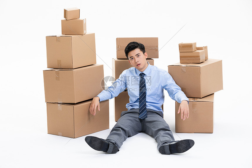 瘫坐在纸盒箱中的商务男性图片