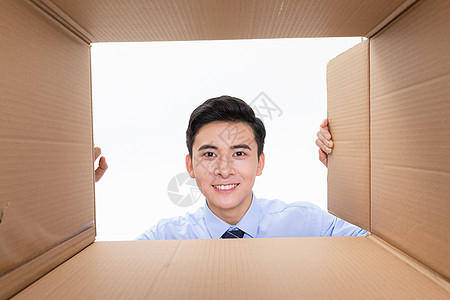 商务男性打开纸盒箱图片