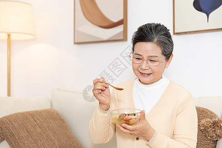老奶奶居家养生喝银耳汤图片