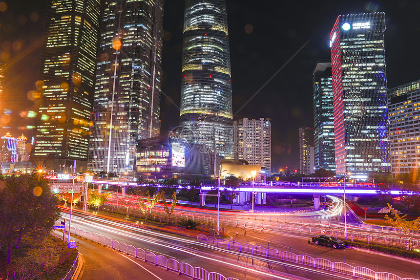 陆家嘴速度感道路光轨夜景图片