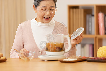 老奶奶居家养生煮银耳汤图片