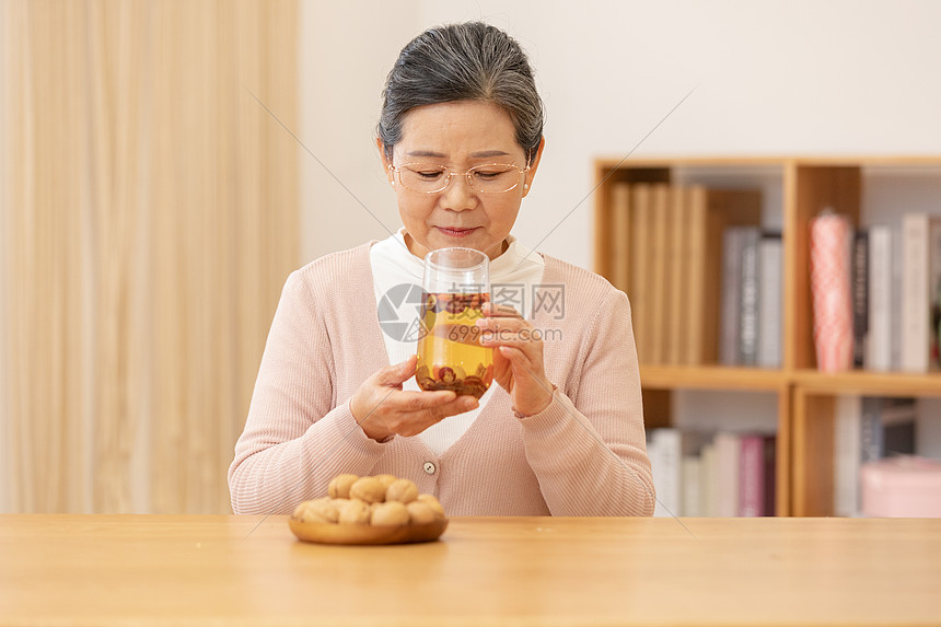 老年人保健喝养生茶图片