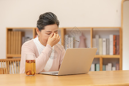 老年人养生保健眼睛疲劳高清图片