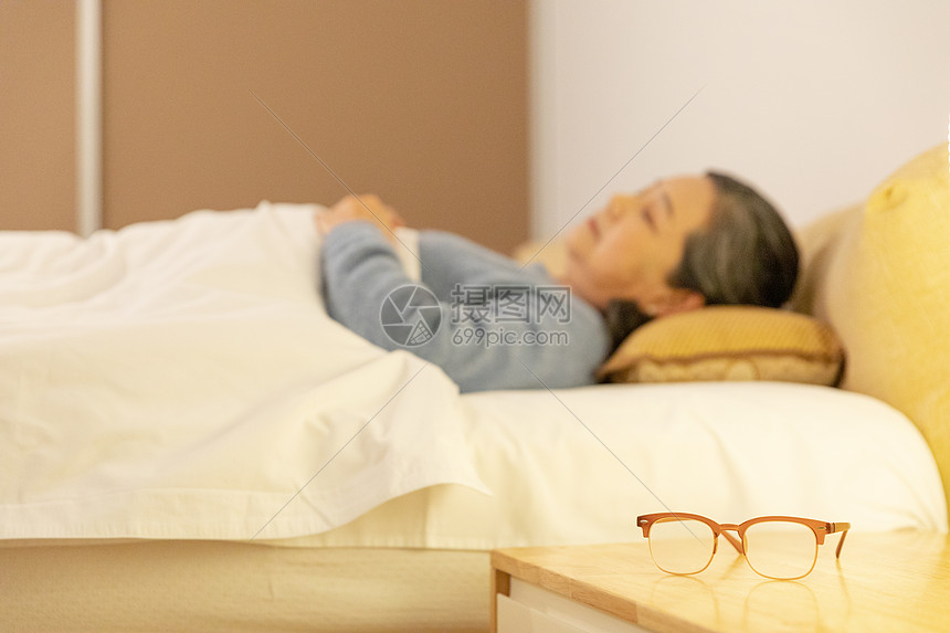 老年人摘眼镜睡午觉图片