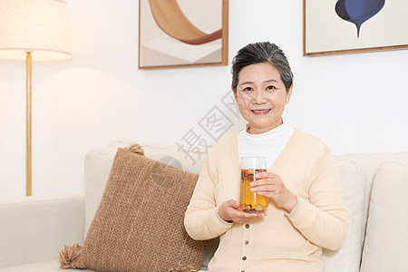 老年人居家生活喝养生茶高清图片