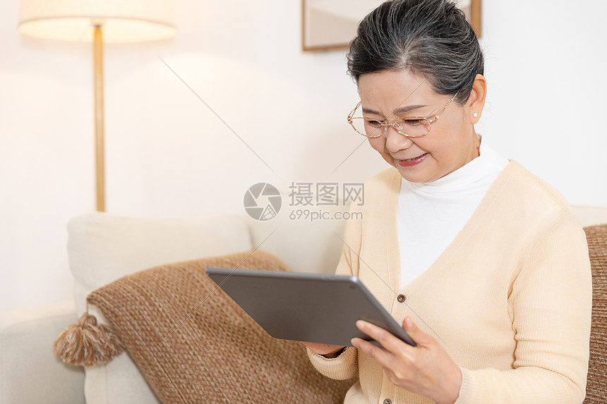 老奶奶拿平板电脑聊天图片