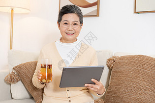 老年人居家生活喝养生茶图片