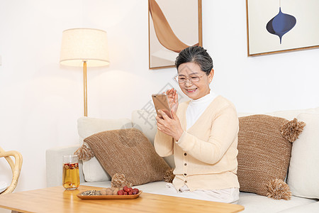 老人用手机老奶奶喝养生茶用手机聊天背景