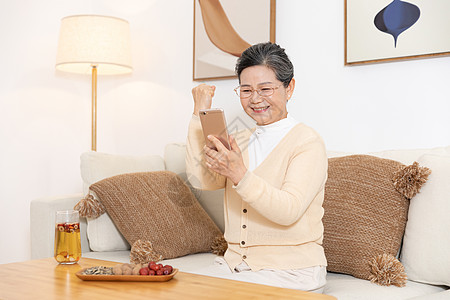 老奶奶喝养生茶用手机聊天图片