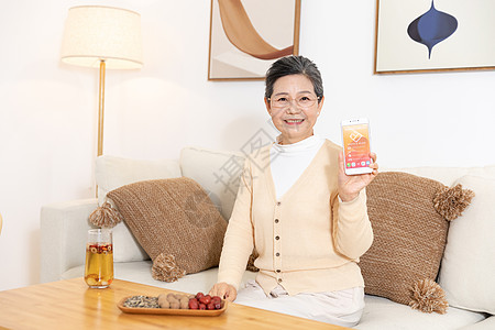 老奶奶喝养生茶展示手机图片