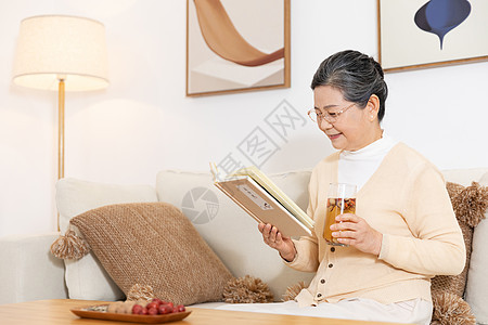 老年人居家生活喝养生茶图片