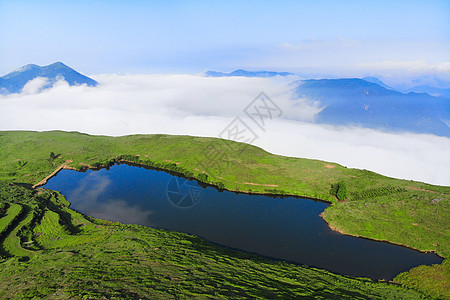 山顶湖水仙界图片