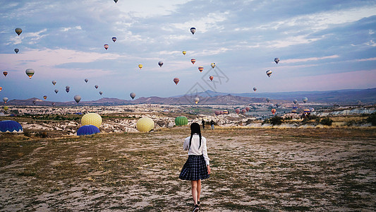 坐热气球女孩土耳其卡帕多奇亚热气球旅游的马尾女孩背景
