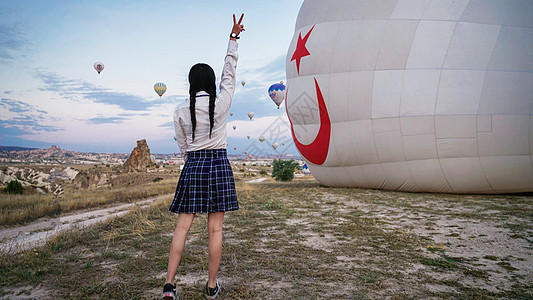 坐热气球女孩土耳其卡帕多奇亚热气球体验的马尾女孩背影背景