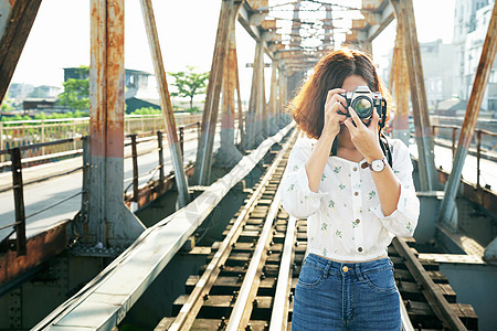 越南女人越南河内铁路拍照的女孩背景