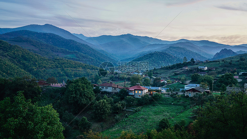 纳卡地区山谷里的村子图片