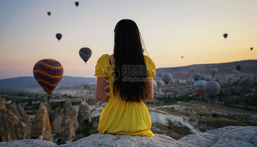 土耳其卡帕多奇亚少女遥望热气球图片