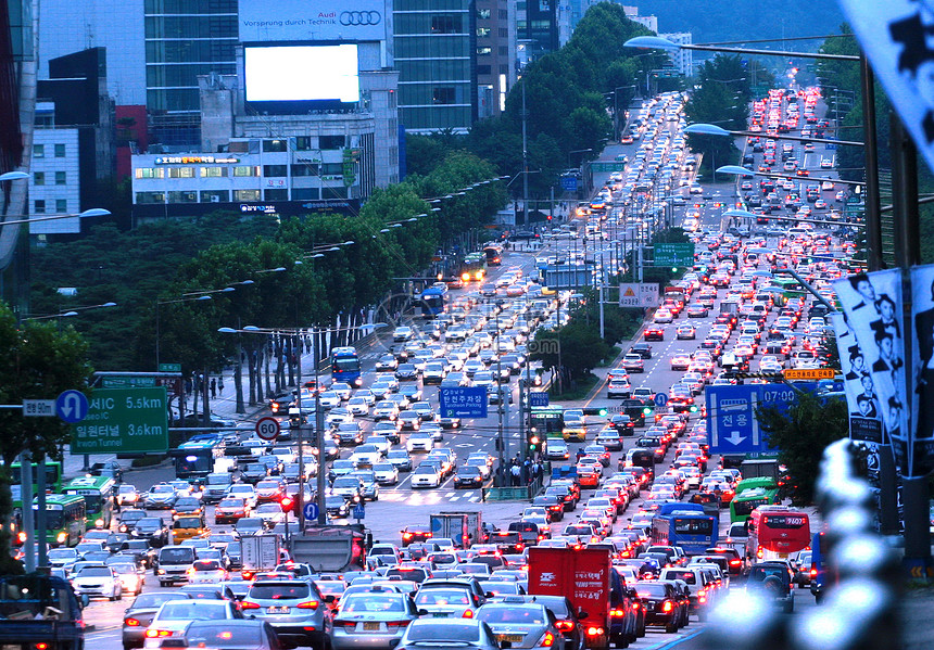 韩国首尔黄昏堵车场景图片