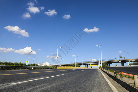 上海浦东新区空旷的城市郊区道路图片