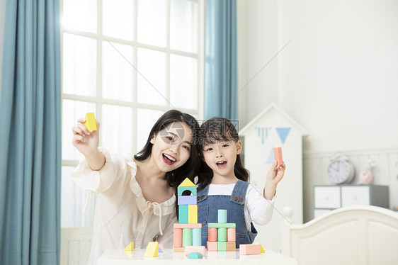 儿童节妈妈和女儿一起搭积木玩耍图片