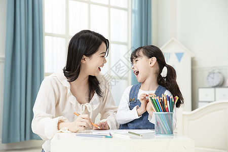 妈妈和女儿一起画画图片