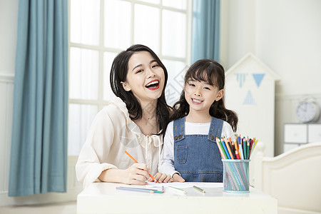 儿童节妈妈和女儿一起画画图片