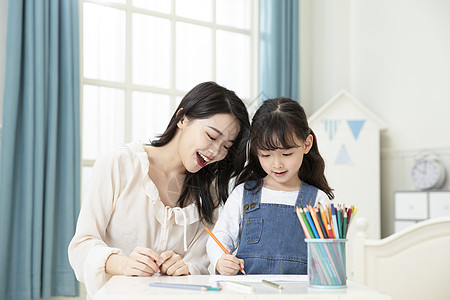 儿童节妈妈和女儿一起画画图片