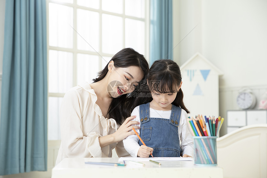 儿童节妈妈和女儿一起画画图片