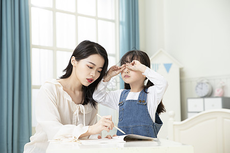 写作业的小孩妈妈辅导女儿写作业哭泣背景