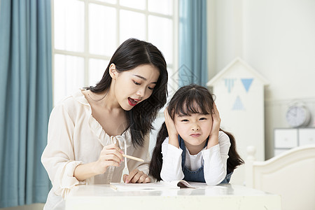 妈妈辅导不听话的女儿写作业图片