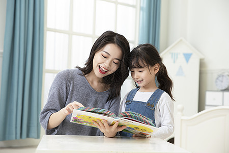 在家看书妈妈陪伴女儿看书讲故事背景