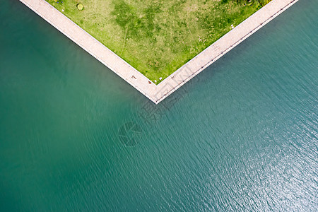 三角形建筑海面上的步道背景