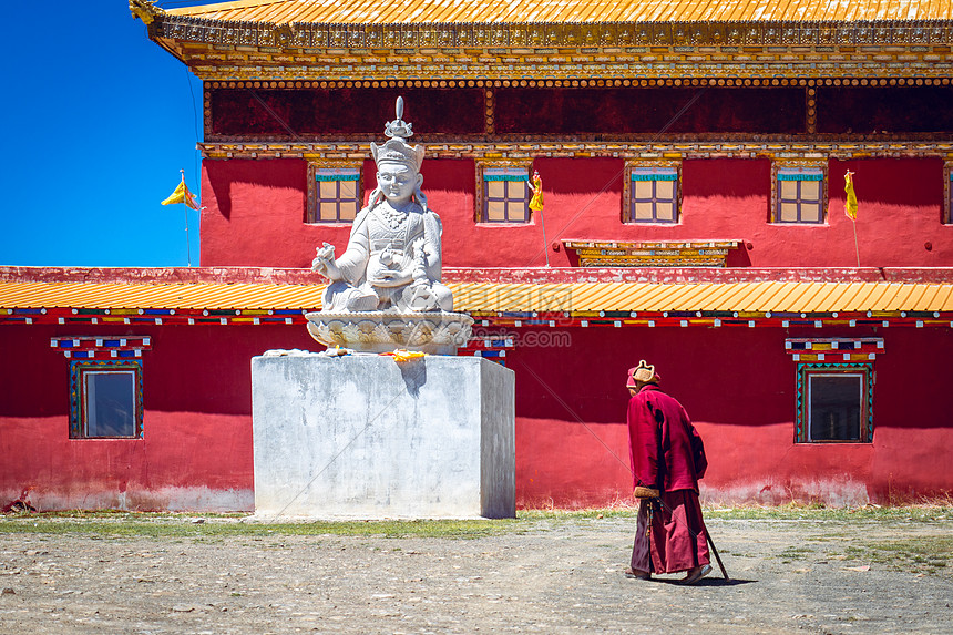 寺庙前的藏族老人图片