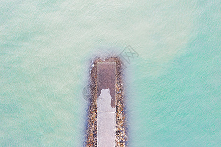 延伸到海里的小道背景图片