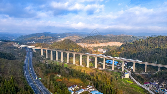 高铁与道路两河流域高清图片