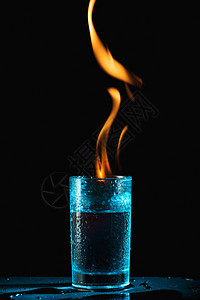 蓝色手机海报着火的透明水杯创意摄影手机壁纸背景