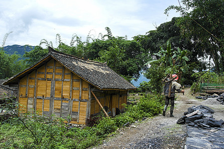 农家小屋下地干活的农民背影背景